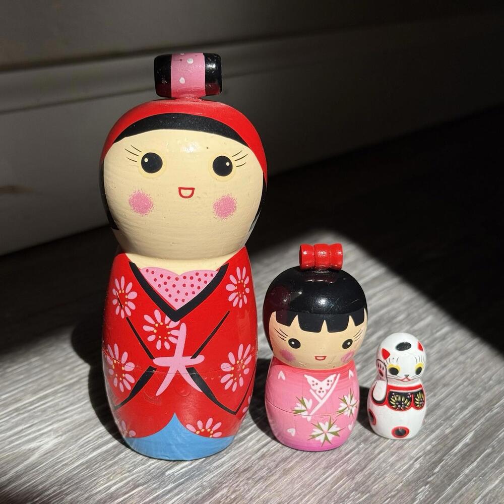 Vintage Nesting Japanese Kokeshi Wooden 3 pieces family - women mom daughter cat